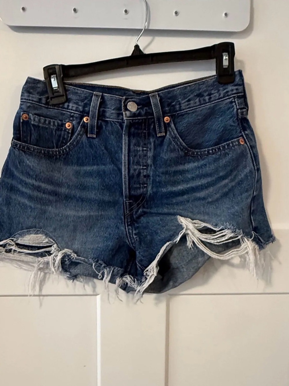 Levis 501 Women’s Distressed Denim Shorts - Blue size 26 EUC
